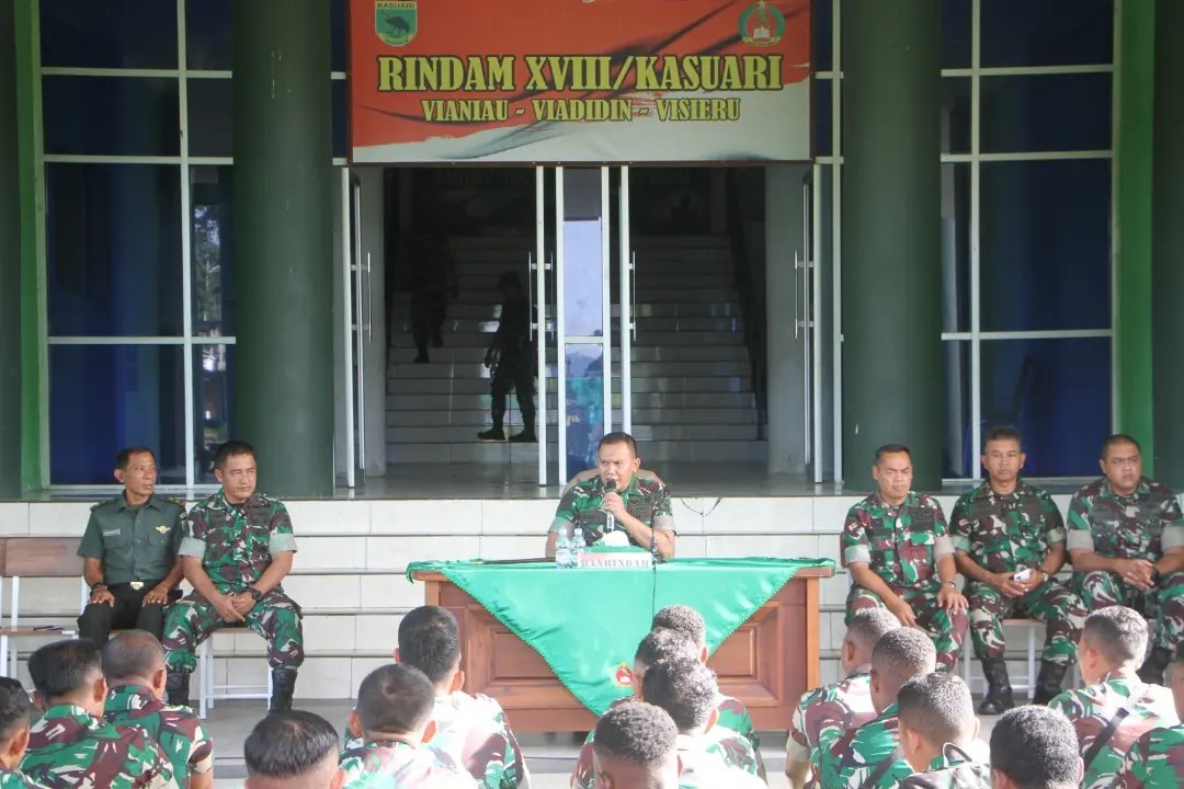 Danrindam Berikan Jam Komandan Kepada Seluruh Prajurit  Rindam XVIII/Ksr