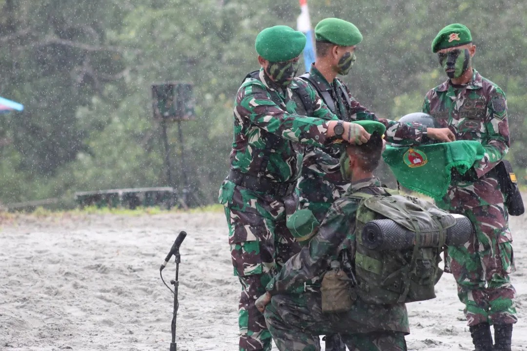 Danrindam XVIII/Kasuari Pimpin Pembaretan Prajurit Siswa Infanteri di Pantai Dembek