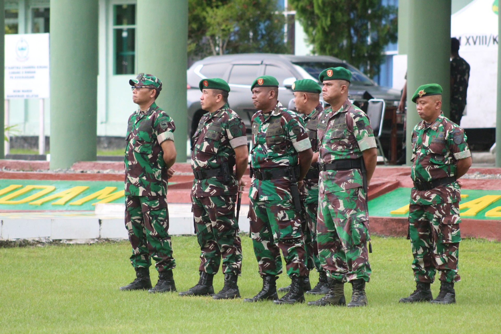 Beri Pengarahan Kepada Prajurit Rindam XVIII/Ksr beserta Prajurit Yonif ...