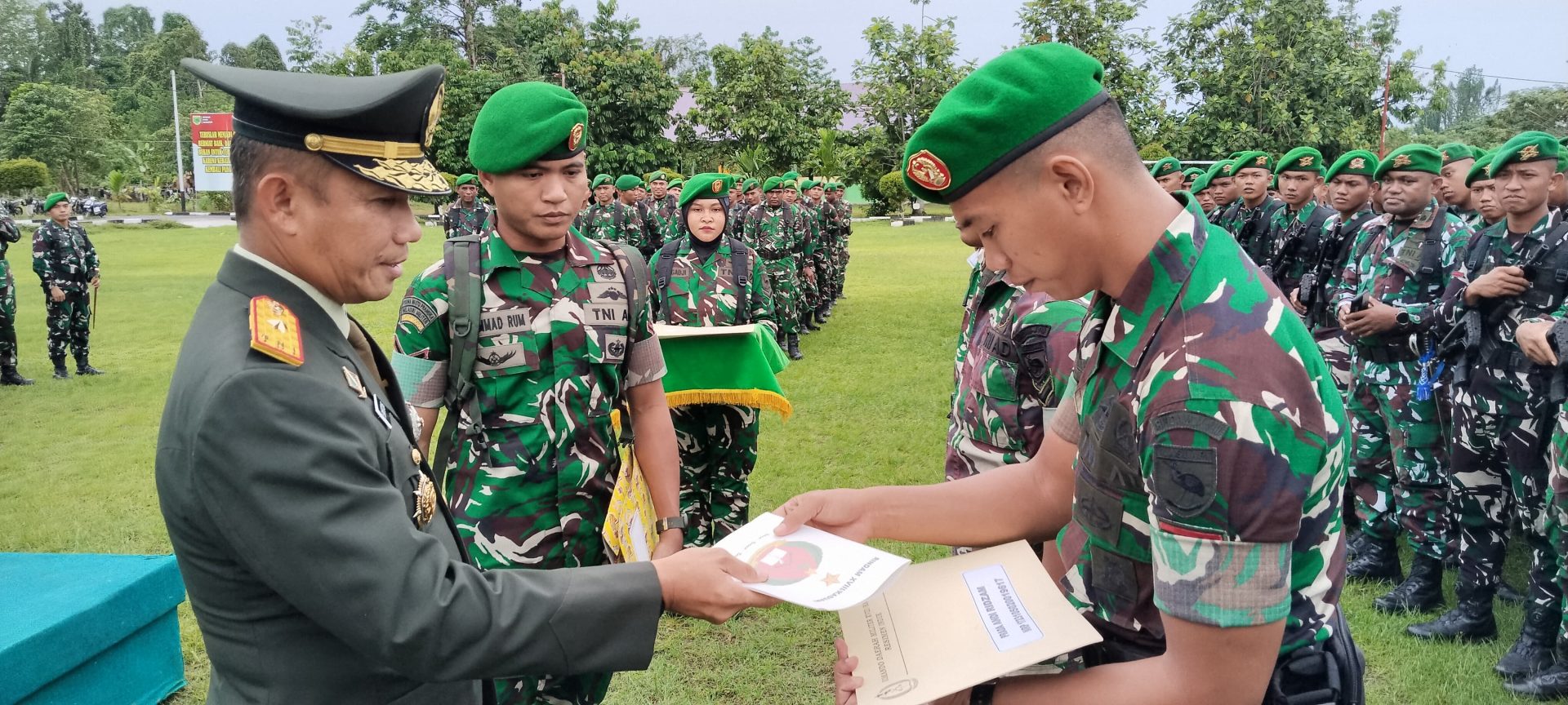Danrindam XVIII/Kasuari Berikan Penghargaan kepada Prajurit Berprestasi pada Kejuaraan Pencak Silat Bupati Cup Teluk Bintuni 2025