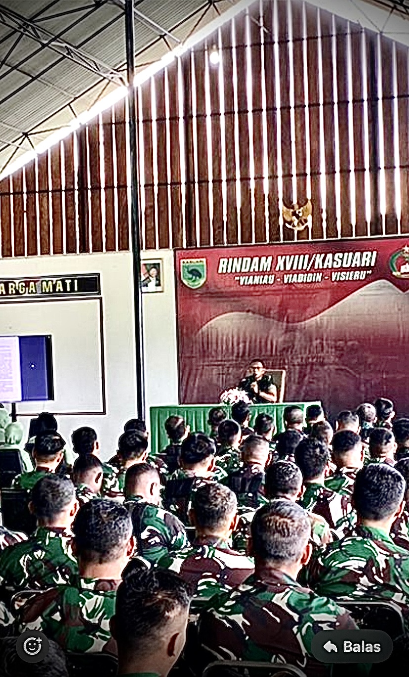 Wadanrindam XVIII/Ksr Beri Pengarahan Kepada Prajurit dan Persit