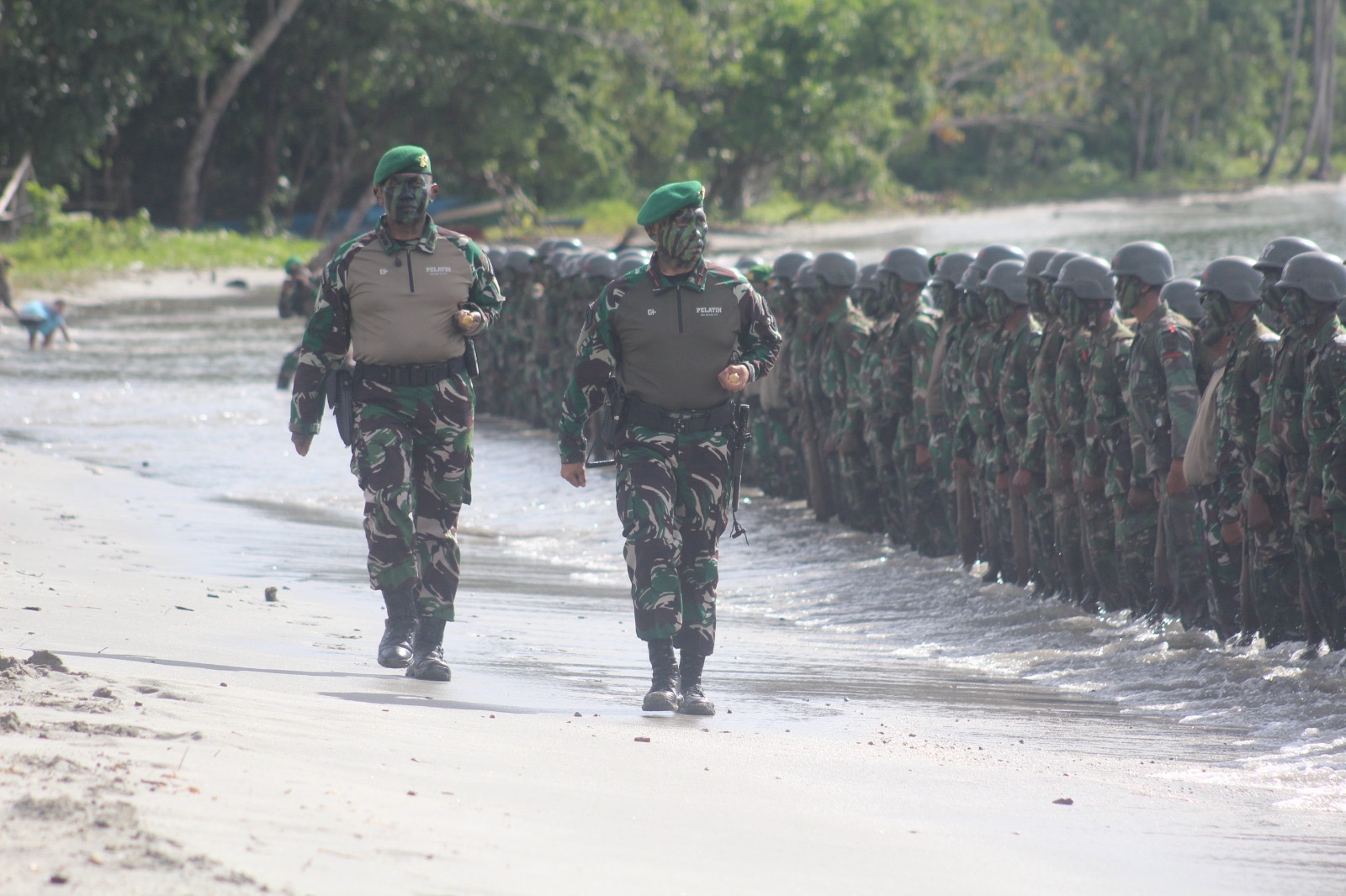Brigjen TNI Yusuf Sampetoding, S. I.P., Kukuhkan 407 Prajurit Baru Infanteri TNI AD di Pantai Dembek
