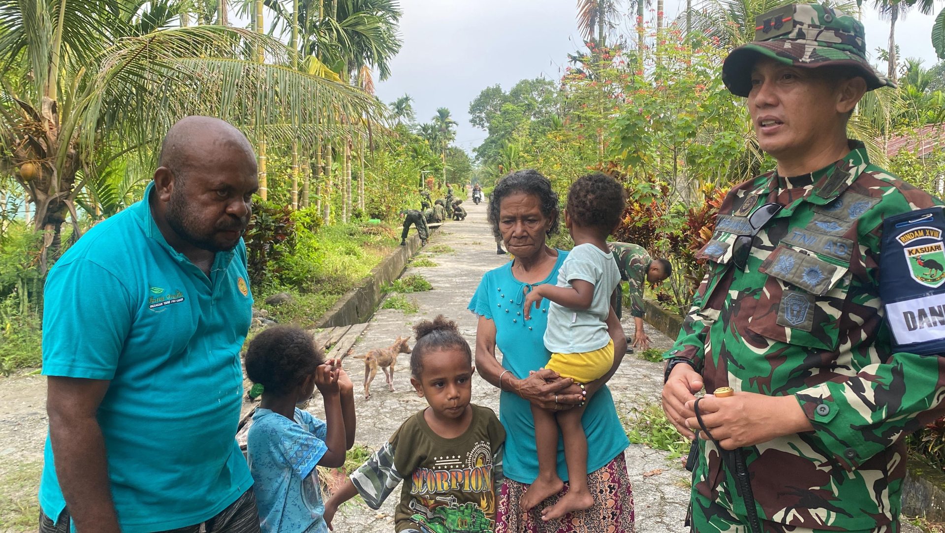 TNI Hadir di Tengah Rakyat! Siswa Rindam XVIII/Kasuari Gotong Royong Bersama Warga Kampung Dembek