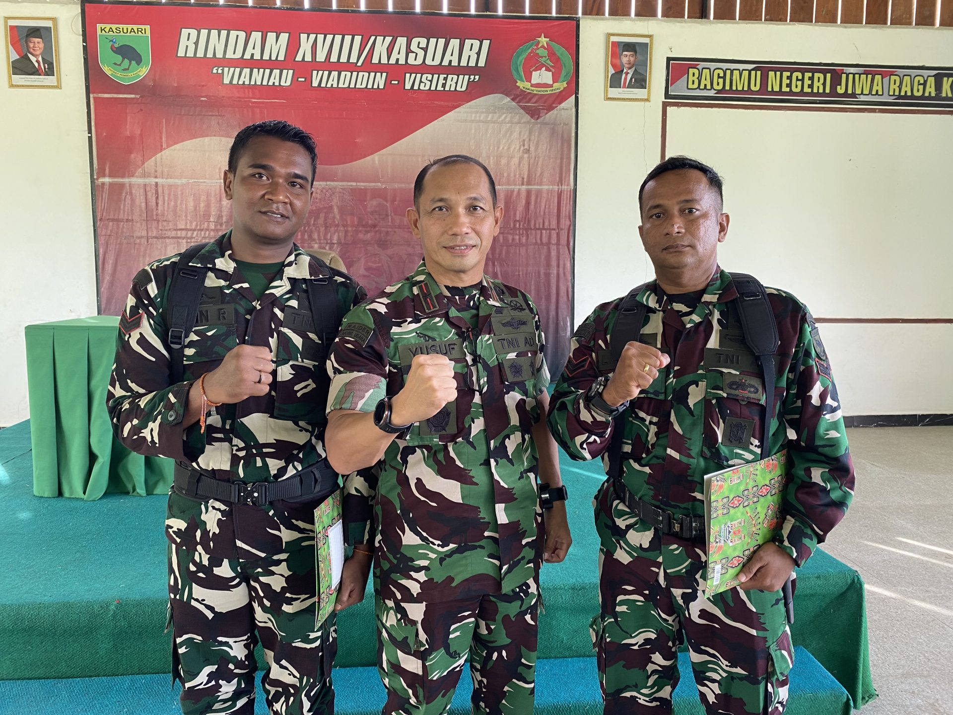 Danrindam XVIII/Kasuari Beri Penghargaan Pelatih Terbaik Dodiklatpur