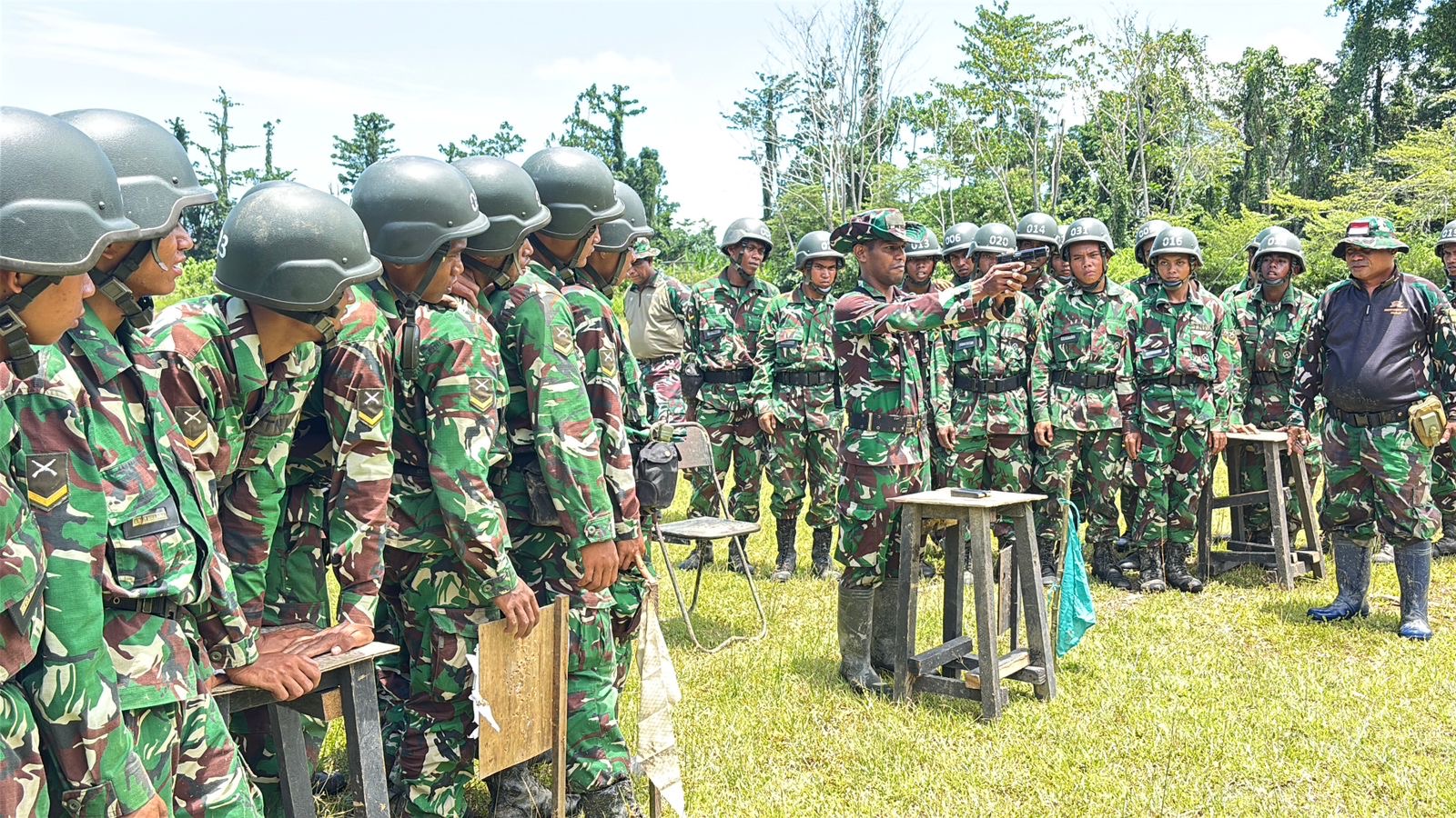 Siswa Dikmaba Rindam XVIII/Kasuari Asah Kemampuan Menembak Pistol